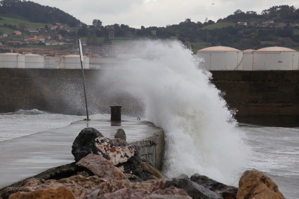 El temporal golpea la costa de Gijón