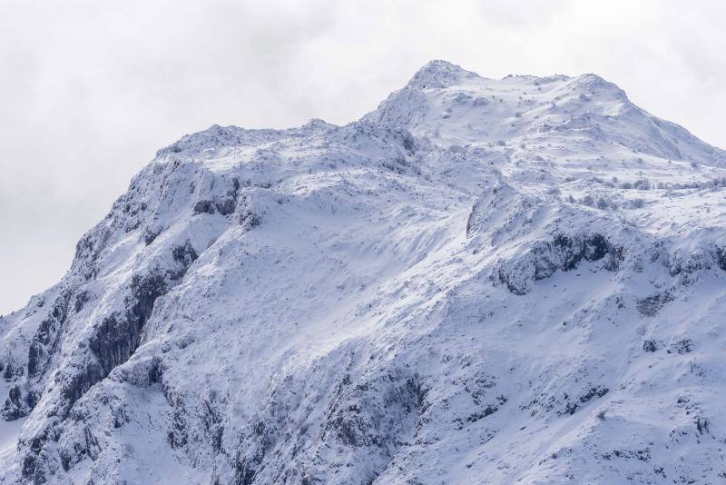 Los concejos del Suroccidente y los Valles Mineros son los más afectados por las intensas nevadas de los últimos días que, no obstante, han hecho acto de presencia en cotas más bajas.