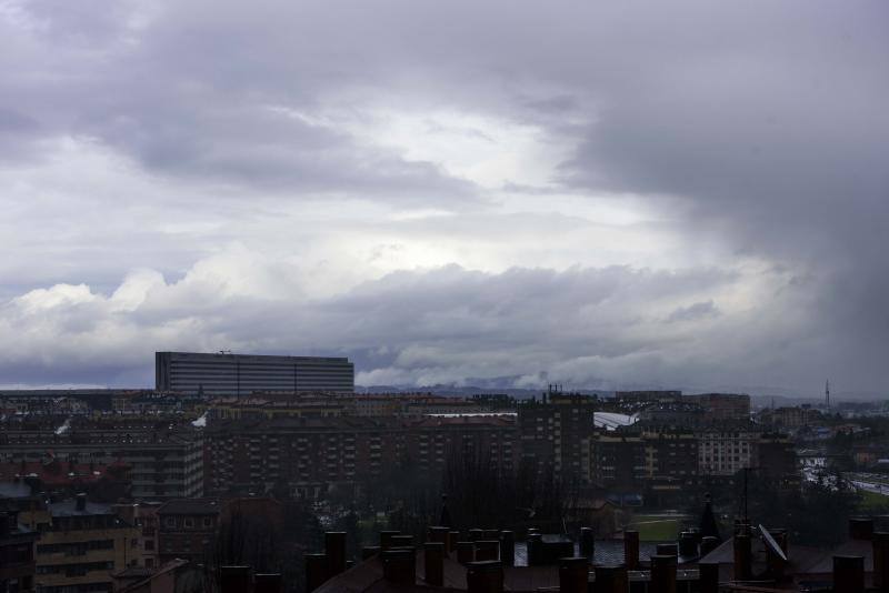 El Naranco cubierto de nieve se ha convertido en toda una atracción para muchos vecinos de Oviedo, que no han dudado en acercarse a disfrutar de la estampa. Otros puntos como Afilorios o Pedrovieya también se han cubierto de nieve. 