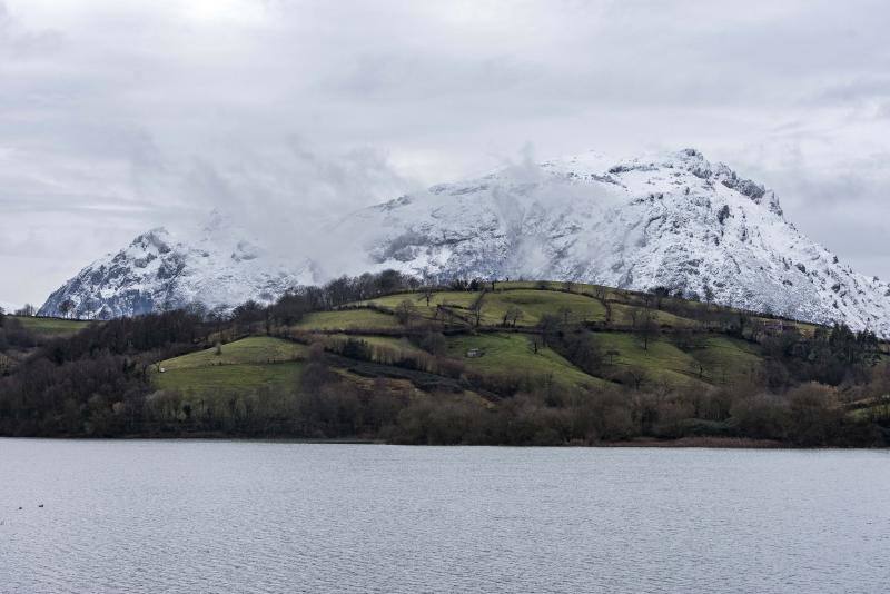 El Naranco cubierto de nieve se ha convertido en toda una atracción para muchos vecinos de Oviedo, que no han dudado en acercarse a disfrutar de la estampa. Otros puntos como Afilorios o Pedrovieya también se han cubierto de nieve. 