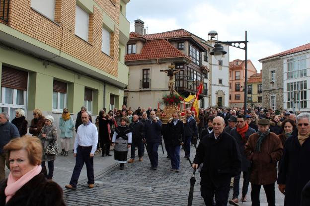 Decenas de personas acompañaron al Cristo en la procesión. 