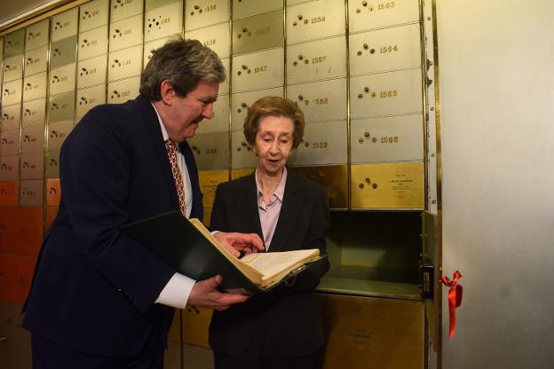 Margarita Salas y Juan Manuel Bonet, con el cuaderno de investigación de la científica asturiana. 