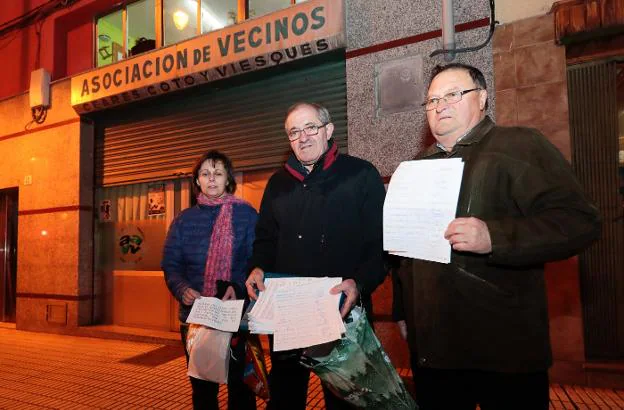 Esmeralda Cristóbal, Manuel Álvarez y Marcelino Antón, ante la sede vecinal de El Coto, con las más de 500 firmas reunidas para reclamar el traslado del centro social Mil Soles. 