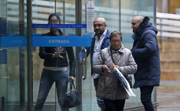 Los acusados de liderar el clan, de camisa blanca y abrigo azul marino, a la entrada de la Audiencia Provincial de Asturias ayer por la mañana antes del juicio.