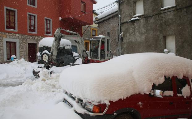 La nieve se acumula en Tielve.