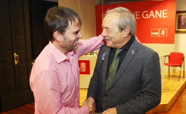 Iván Piñuela saluda a Wenceslao López, tras una asamblea. 