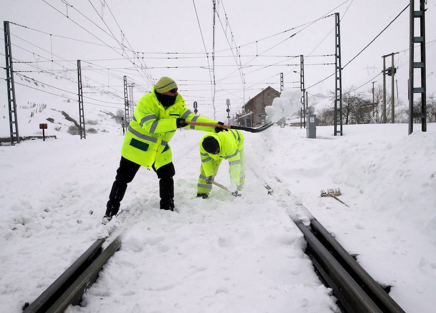 La nieve caída en las últimas jornadas ha dejado estas espectaculares imágenes de la línea ferroviaria en Busdongo, que une León y Asturias, que se encuentra suspendida