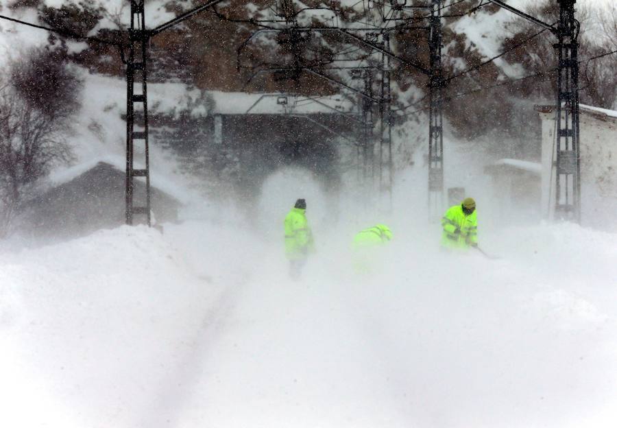 La nieve caída en las últimas jornadas ha dejado estas espectaculares imágenes de la línea ferroviaria en Busdongo, que une León y Asturias, que se encuentra suspendida