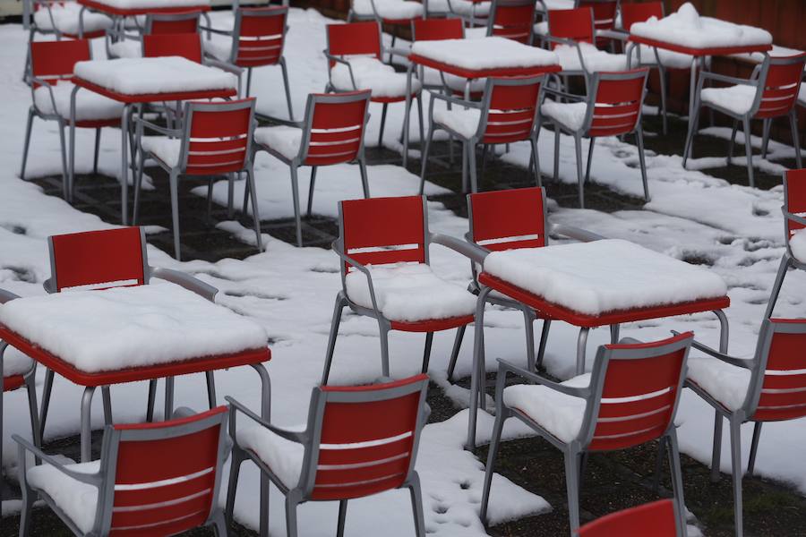 En los municipos de las Cuencas se afanan por despejar los accesos a los pequeños núcleos de población, que han quedado impracticables, no solo por la nieve acumulada, sino por argayos y caídas de árboles. 