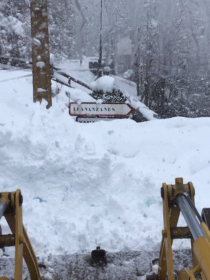 En los municipos de las Cuencas se afanan por despejar los accesos a los pequeños núcleos de población, que han quedado impracticables, no solo por la nieve acumulada, sino por argayos y caídas de árboles. 