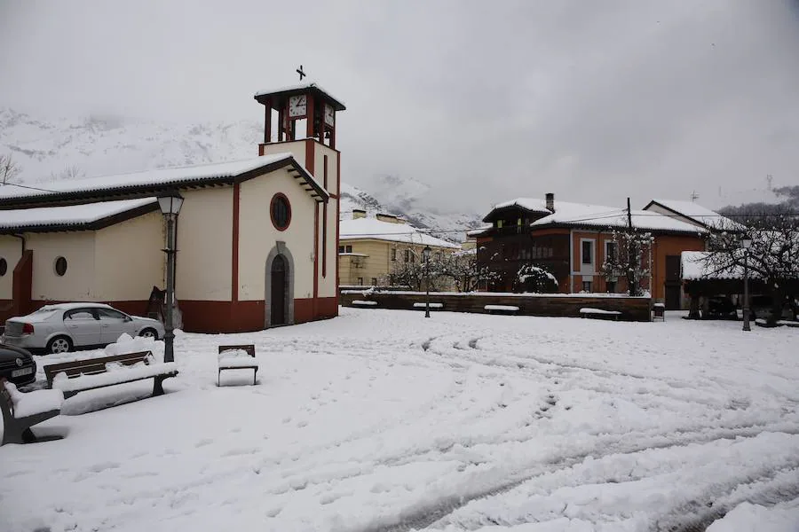 En los municipos de las Cuencas se afanan por despejar los accesos a los pequeños núcleos de población, que han quedado impracticables, no solo por la nieve acumulada, sino por argayos y caídas de árboles. 