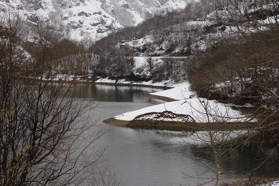 En los municipos de las Cuencas se afanan por despejar los accesos a los pequeños núcleos de población, que han quedado impracticables, no solo por la nieve acumulada, sino por argayos y caídas de árboles. 