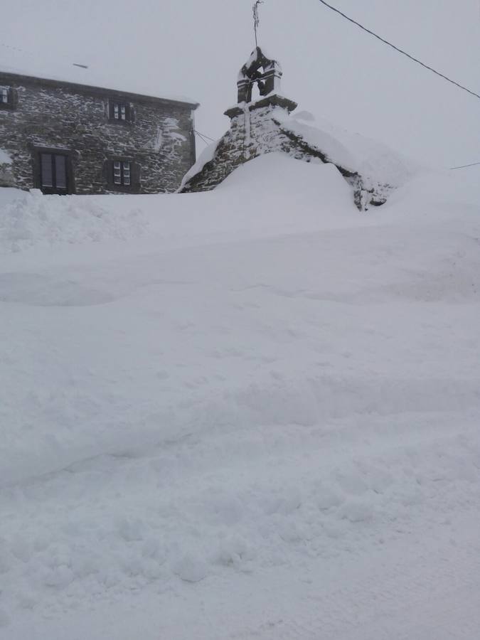 La nieve ha cubierto de un manto blanco gran parte del Suroccidente de Asturias, donde ha dejado importantes problemas en comunicaciones e infraestructuras eléctricas. Una de las vías con mayores complicaciones es el puerto de Leitariegos, en Cangas del Narcea.