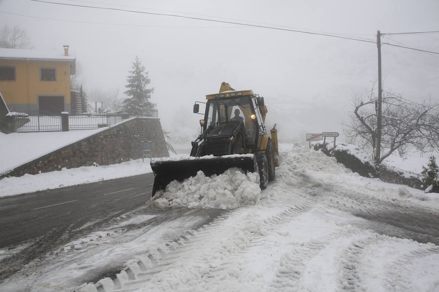 Localidades del Oriente de Asturias como Tielve o La Robellada están bajo un manto blanco. Las carreteras presentan cuantiosos problemas y el riesgo de aludes es importante en puntos como Sotres. 