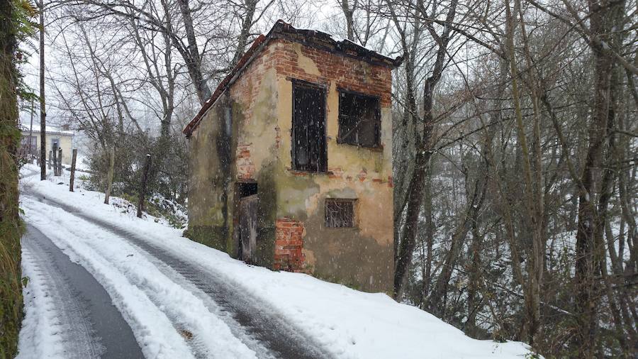 Localidades del Oriente de Asturias como Tielve o La Robellada están bajo un manto blanco. Las carreteras presentan cuantiosos problemas y el riesgo de aludes es importante en puntos como Sotres. 