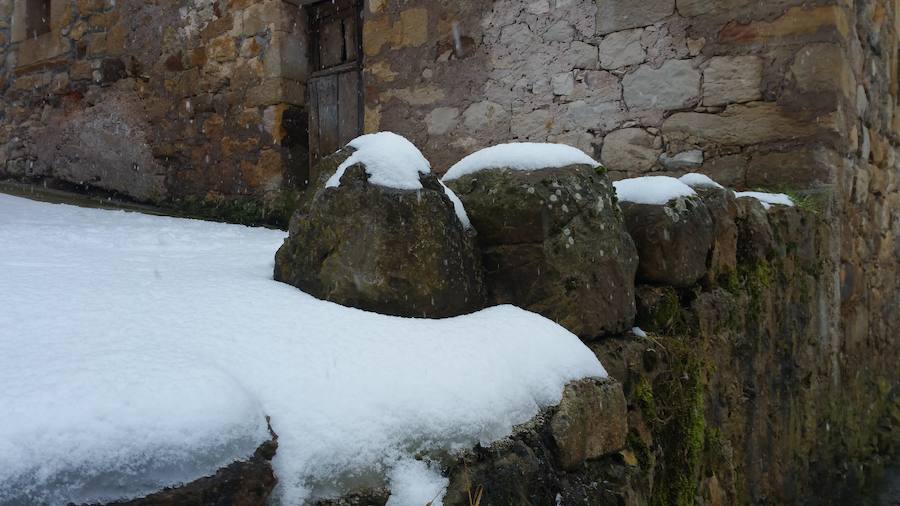 Localidades del Oriente de Asturias como Tielve o La Robellada están bajo un manto blanco. Las carreteras presentan cuantiosos problemas y el riesgo de aludes es importante en puntos como Sotres. 