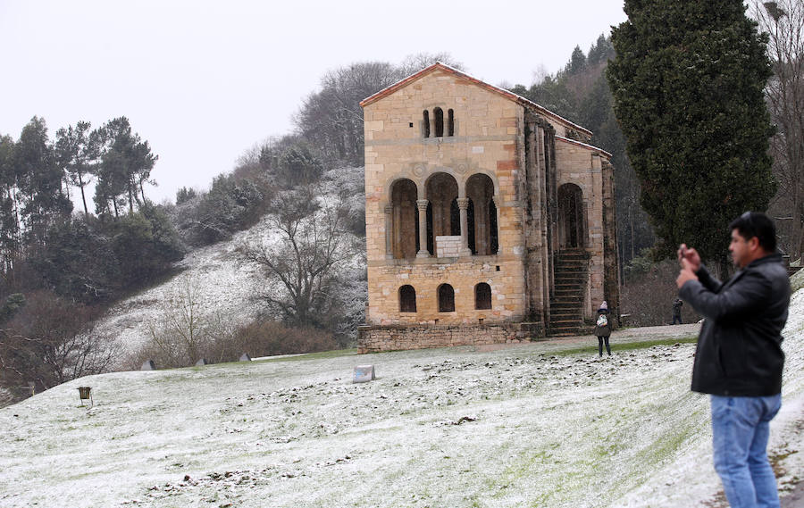 El Naranco cubierto de nieve se ha convertido en toda una atracción para muchos vecinos de Oviedo, que no han dudado en acercarse a disfrutar de la estampa. No obstante, el temporal también ha causado problemas en la capital asturiana, donde se han registrado varios argayos.