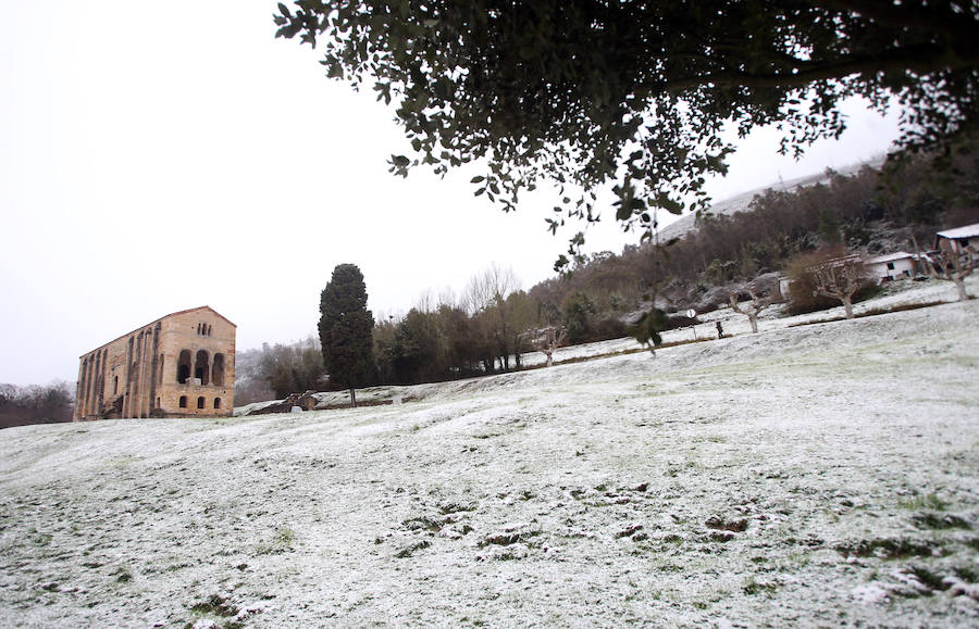 El Naranco cubierto de nieve se ha convertido en toda una atracción para muchos vecinos de Oviedo, que no han dudado en acercarse a disfrutar de la estampa. No obstante, el temporal también ha causado problemas en la capital asturiana, donde se han registrado varios argayos.