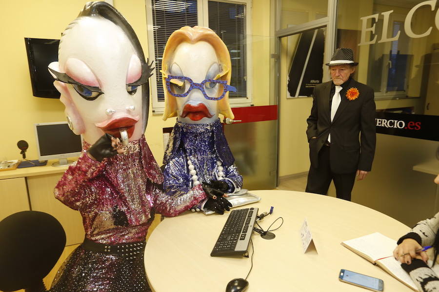 Derrochando humor, soltándose puyas entre madre e hijo y haciéndose selfies. Así pasearon este martes por la redacción de EL COMERCIO las sardinas del Antroxu de Gijón, en una visita que se ha convertido ya en una tradición por estas fechas.