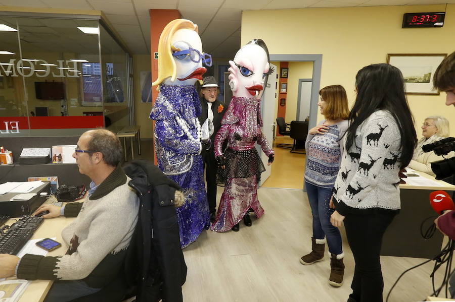 Derrochando humor, soltándose puyas entre madre e hijo y haciéndose selfies. Así pasearon este martes por la redacción de EL COMERCIO las sardinas del Antroxu de Gijón, en una visita que se ha convertido ya en una tradición por estas fechas.