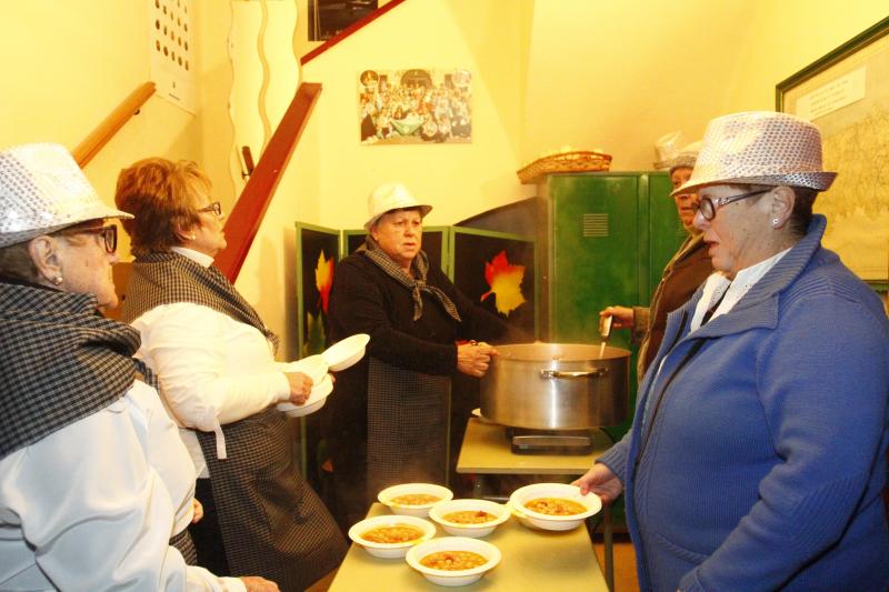 El tradicional desfile de mazcaritos, moxiganges y fanfarries en Llaranes da el pistoletazo de salida a una semana de celebraciones antroxeras en Avilés.