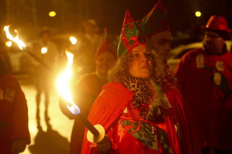El tradicional desfile de mazcaritos, moxiganges y fanfarries en Llaranes da el pistoletazo de salida a una semana de celebraciones antroxeras en Avilés.