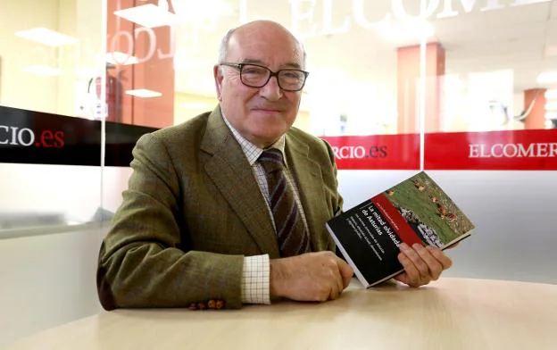 Juan Luis Rodríguez-Vigil, con su último libro, en la redacción de EL COMERCIO. 