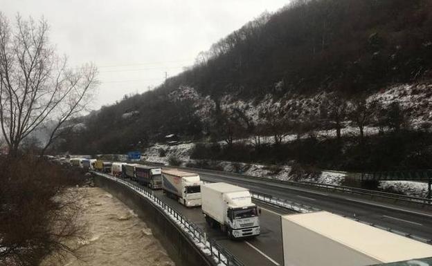 Camiones parados este lunes en las inmediaciones del área de servicio de Villallana durante el cierre de la AP-66. 