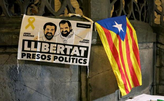 Pancarta con la imagen de Jordi Sànchez y Jordi Cuixart. 