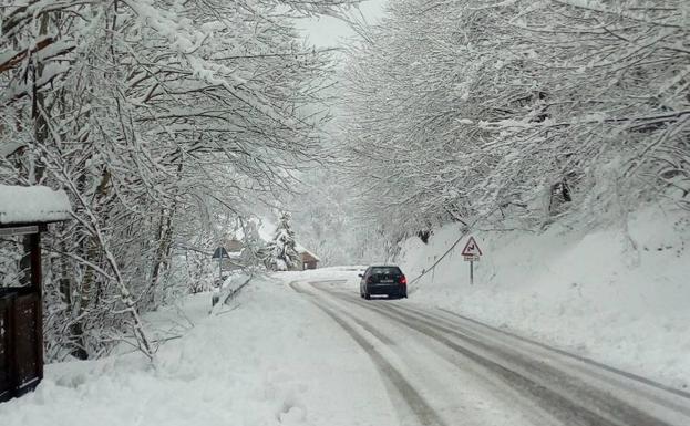 Imagen. Las intensas nevadas mantienen varios puertos de montaña cerrados al tráfico.