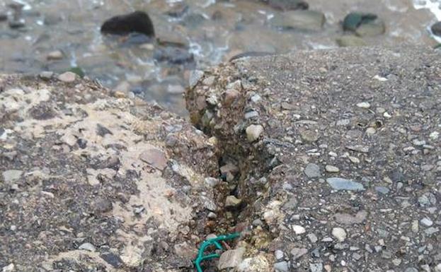 El temporal causa daños en el muro del puerto de Tazones