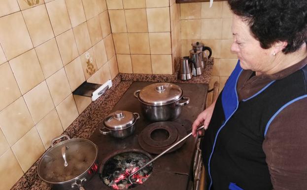 María del Carmen Hildago, con la cocina de carbón.