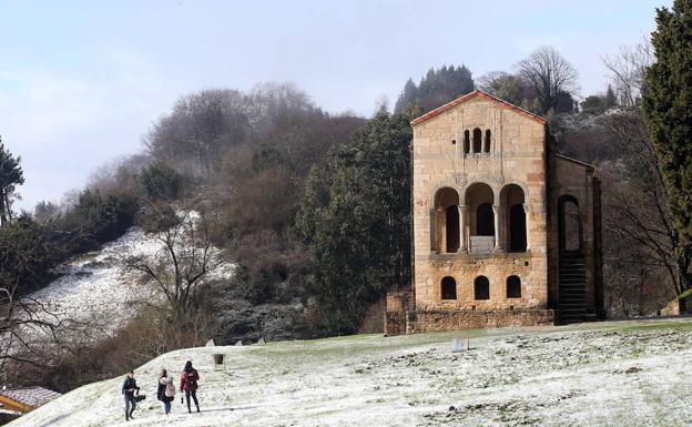 El temporal de fío lleva la nieve al centro de Oviedo