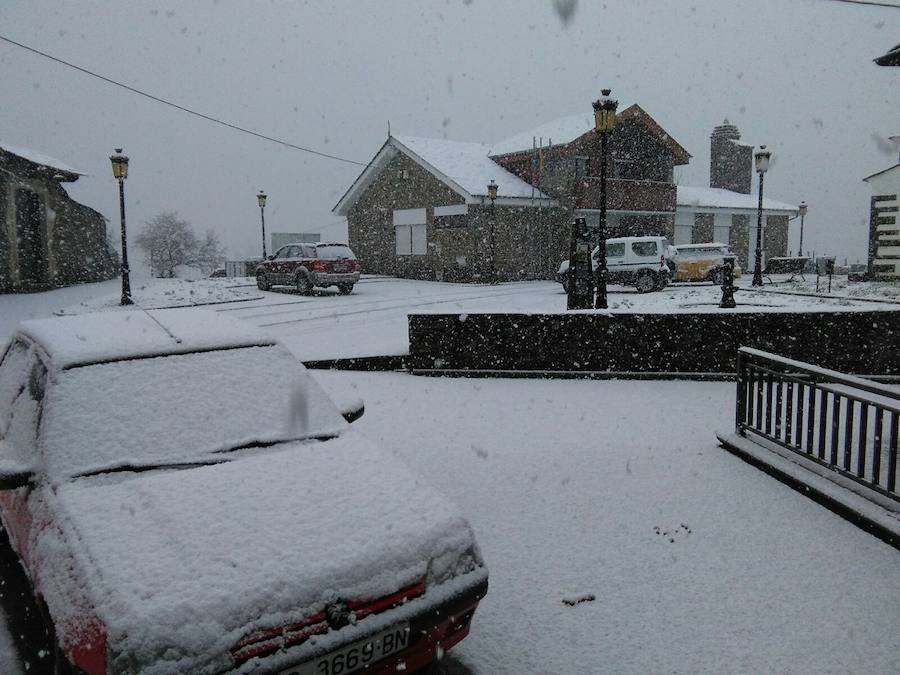 Oriente, Occidente, Valles Mineros... Incluso Oviedo ha vivido este miércoles una jornada marcada por las intensas precipitaciones en forma de nieve, que sigue cayendo en cotas bajas.