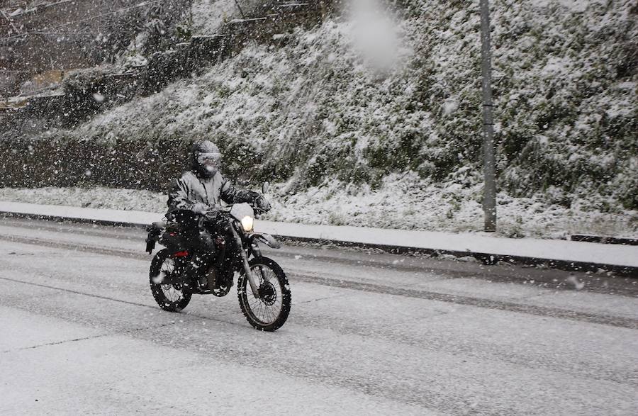 Los Valles Mineros siguen cubiertos de blanco. Localidades como Figaredo, en Mieres, o La Felguera, en Langreo, han registrado esta mañana intensas precipitaciones en forma de nieve.