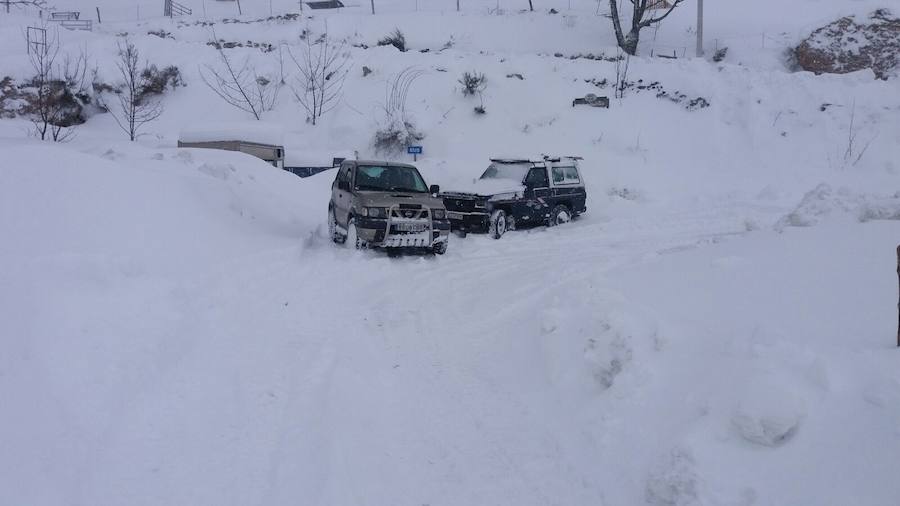 La cuenca media y alta del Navia y la comarca de los Oscos están cubiertas de un manto blanco. La nieve está dejando bellas estampas, pero está causando problemas en las comunicaciones y el suministro eléctrico.