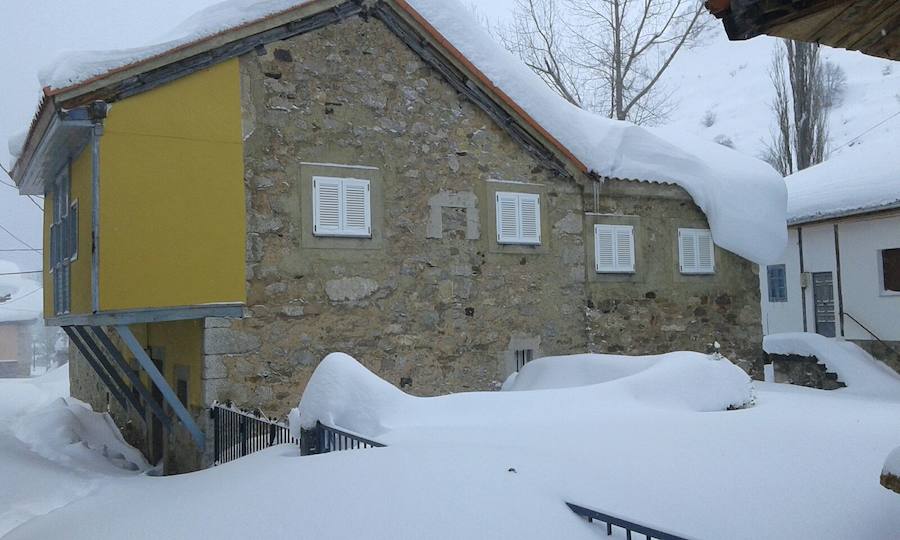 La cuenca media y alta del Navia y la comarca de los Oscos están cubiertas de un manto blanco. La nieve está dejando bellas estampas, pero está causando problemas en las comunicaciones y el suministro eléctrico.