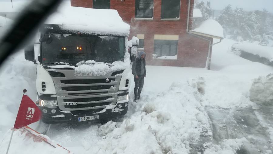 La cuenca media y alta del Navia y la comarca de los Oscos están cubiertas de un manto blanco. La nieve está dejando bellas estampas, pero está causando problemas en las comunicaciones y el suministro eléctrico.