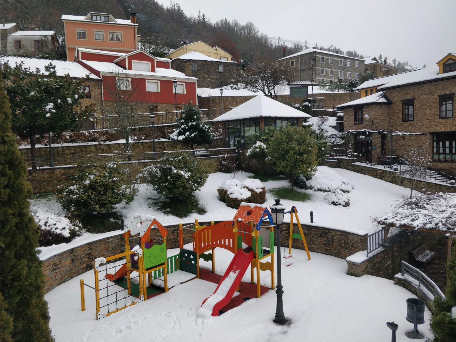 Oriente, Occidente, Valles Mineros... Incluso Oviedo ha vivido este miércoles una jornada marcada por las intensas precipitaciones en forma de nieve, que sigue cayendo en cotas bajas.