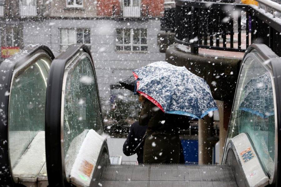 La nieve ha llegado al centro de Oviedo. Durante toda la mañana de este miércoles, los trapos han caído de forma persistente, aunque no llegó a cuajar.