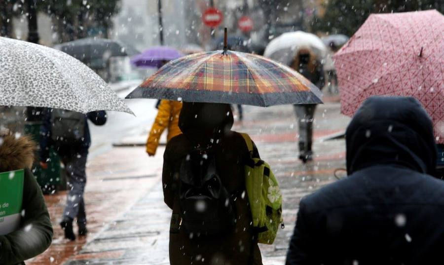 La nieve ha llegado al centro de Oviedo. Durante toda la mañana de este miércoles, los trapos han caído de forma persistente, aunque no llegó a cuajar.