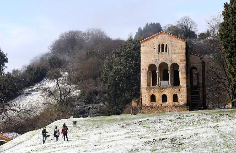 La nieve ha llegado al centro de Oviedo. Durante toda la mañana de este miércoles, los trapos han caído de forma persistente, aunque no llegó a cuajar.