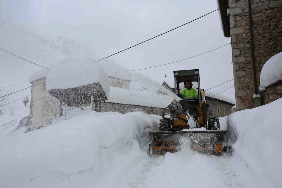 Más de un metro de nieve rodea el acceso de Sotres, en el concejo de Cabrales. El paso quedó cerrado ayer por aludes, cuyo riesgo de caída sigue siendo muy alto.