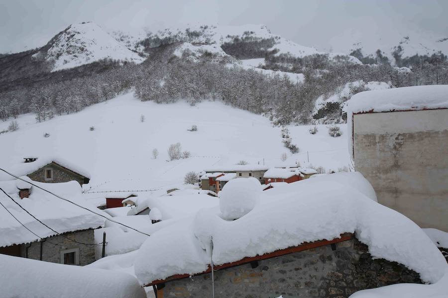 Más de un metro de nieve rodea el acceso de Sotres, en el concejo de Cabrales. El paso quedó cerrado ayer por aludes, cuyo riesgo de caída sigue siendo muy alto.