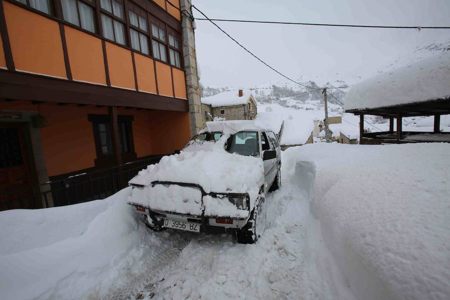 Más de un metro de nieve rodea el acceso de Sotres, en el concejo de Cabrales. El paso quedó cerrado ayer por aludes, cuyo riesgo de caída sigue siendo muy alto.