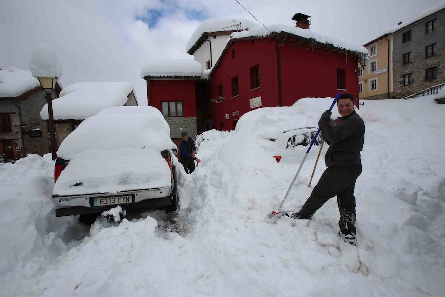 Más de un metro de nieve rodea el acceso de Sotres, en el concejo de Cabrales. El paso quedó cerrado ayer por aludes, cuyo riesgo de caída sigue siendo muy alto.