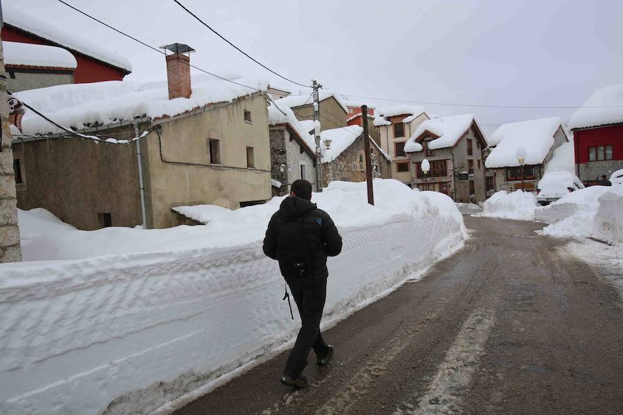 Más de un metro de nieve rodea el acceso de Sotres, en el concejo de Cabrales. El paso quedó cerrado ayer por aludes, cuyo riesgo de caída sigue siendo muy alto.