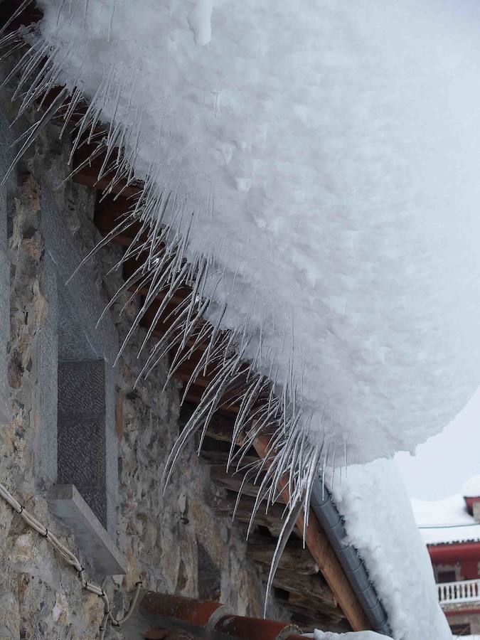 Más de un metro de nieve rodea el acceso de Sotres, en el concejo de Cabrales. El paso quedó cerrado ayer por aludes, cuyo riesgo de caída sigue siendo muy alto.