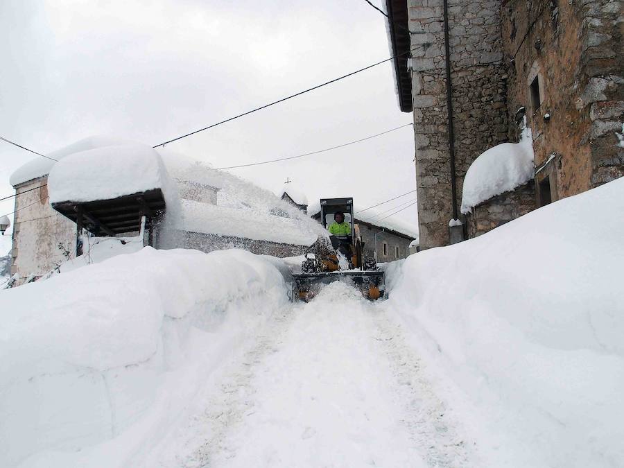 Más de un metro de nieve rodea el acceso de Sotres, en el concejo de Cabrales. El paso quedó cerrado ayer por aludes, cuyo riesgo de caída sigue siendo muy alto.