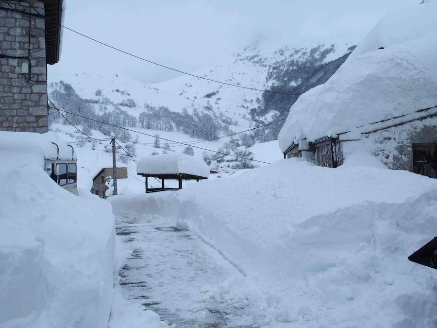 Más de un metro de nieve rodea el acceso de Sotres, en el concejo de Cabrales. El paso quedó cerrado ayer por aludes, cuyo riesgo de caída sigue siendo muy alto.